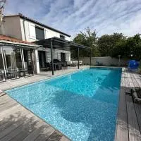 Villa familiale avec piscine privée - 8 pers - La Rochelle Île de Ré, hotell i Périgny