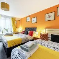 Bright 4 Bedroom Home in Walsall, Free Parking and for EVs, hotell i Walsall