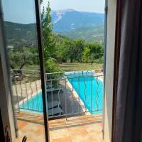Chambre une fenêtre sur le Ventoux la Clue، فندق في Plaisians