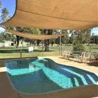 ジュニー ツーリスト パーク、JuneeにあるTemora Airport - TEMの周辺ホテル