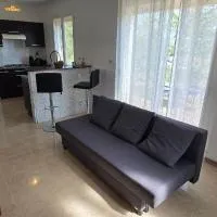 Maison rénovée avec terasse et jardin privé, aéroport et Aix-en-Provence à 15 minutes、Velauxのホテル