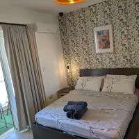 Airport Accommodation Bedroom with Bathroom, balcony, aircondition, self checkIn, 24 hours check-in after 3pm, hôtel à Mqabba