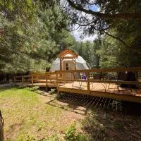 The Cedar Grove at New Frontiers Retreat, hotel em Eganville
