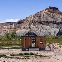 Modern Glass Retreat by Capitol Reef, hotel in Torrey