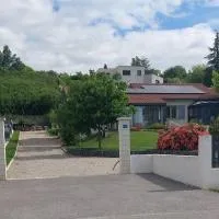 Gite des Reguinelles, hotel i Saint-Lattier