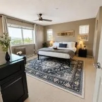 Beautiful 2 bedroom place to stay, hotel em Victoria