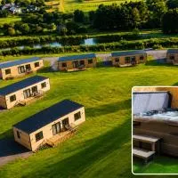 Canal View Lodge & Spa - Entire 3 Bed Lodge, hotel a Longford