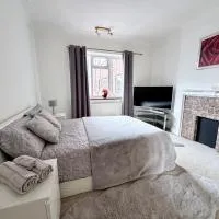 Apartment 2BR-free private parking-quick access to train into London-Wembley-Heathrow, ξενοδοχείο σε Gerrards Cross