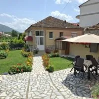 GRANDPA's HOME، فندق في Liqenas