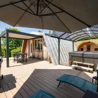 Au-Doux-Altic chalet romantique avec JACUZZI ET SAUNA, hotel en Métabief