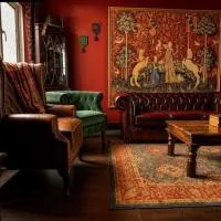 The Lion's Den, Wizard Themed Stay Near Warner Bros Studio Tour: Abbots Langley şehrinde bir otel