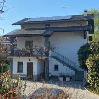 Casa Arnold Apartment with Garden near Lake Maggiore, hotell i Leggiuno
