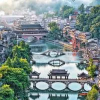QingXi Zen Courtyard Retreat --A peaceful sanctuary blending historic charm with Zen aesthetics in the heart of the Fenghuang ancient town, hotel a Fenghuang