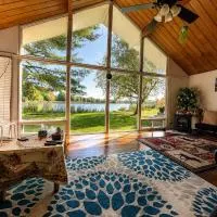 DREAM LAND Lake Front CHALET, HOT TUB, hotel a Huntingdon