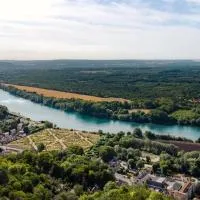 Le Paradis de Lucile - Vue de rêve - La Roche Guyon - Paris 1h - Giverny 10 mn - 12 personnes - 5 chambres - 3 sdb - pétanque - babyfoot - balançoires - ping pong - tennis- cuisine ultra équipée - borne électrique, hotell i La Roche-Guyon