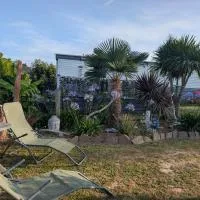 Mobil-home entre terre et mer، فندق في Les Loges