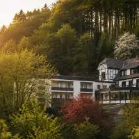 WELLNESS Hotel UHLENBERG, отель в городе Бад-Мюнстерайфель