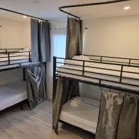 Daphne's Tropical Oasis Boutique Hostel، فندق في شاطئ هالانديل