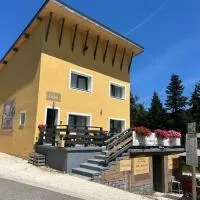 Chalet Jaune PINEA, hotel u gradu Sarcenas