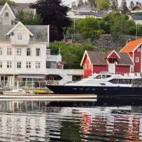 Waterfront Fjord Villa Near Bergen, Boat, Fishing Family Paradise, hotel a Lindås