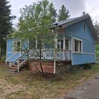 Traditional Finnish Lapland house at wild forest backyard!, hótel í Kemi