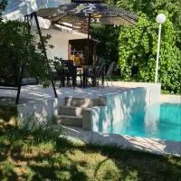 Villa M&E Oasis with Private Pool, хотел в Košelji