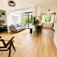 Cozy family chalet with spacious garden in the nature between Amsterdam Haarlem and Schiphol Airport, hotel din Vijfhuizen