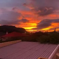 Treasure Trove - Stylish Mountain View Loft near Fish Hoek Beach, viešbutis mieste Fišhoekas