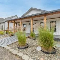 Modern cottage with covered deck grill & fireplace - walk to beach-bars-dining، فندق في لونغ بيتش