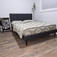 서리에 위치한 호텔 Private modern room with separate entrance
