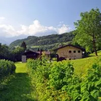 Quader Nidi nel Verde Authentic Farm Stay in the Italian Alps، فندق في Bienno