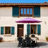 Charming Gite with pool - peaceful coumtryside in Charente, hotel Exideuil városában
