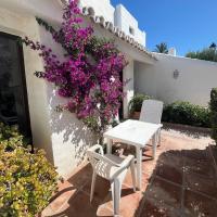 Estepona Villacana next to the beach with garden JO12、エステポナのホテル