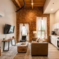Three Trails Downtown Elkin، فندق في Elkin