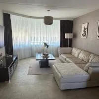 LUXURY Home Axel - Heel vakantiehuis incl toegang fitness, 2 badkamers & terras, hotel i Axel