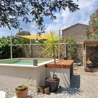 Maison coeur de village 250 m2 piscine clim, готель у місті Maureillas