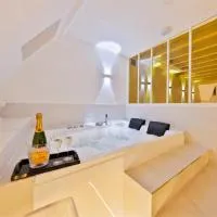 IH La Suite Olive I Duplex avec Jacuzzi Privatif à Étampes I proche Paris, hotel en Étampes