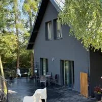 Prywatny dom z jacuzzi, widokiem na jezioro i Beskid Wyspowy، فندق في Kornatka