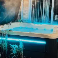 Luxury Spa Retreat with HotTub, Sauna and Massage Chair, hotel em Great Baddow
