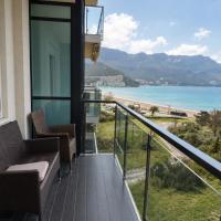 Family 3 Bedroom Apartment - Beachfront, hotel a Bečići