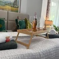 NEUE stilvolle Villa Ferienwohnung Nr 3 NUR 10 min ZU FUSS VON LEGOLAND entfernt 75m2 EG, Terrasse mit Waldblick, wunderschöner Garten, WHIRLPOOL auf der Terrasse, großes Bad, ruhige Lage, Erholung, WALDWEG15 My Luxury Apartments: Kleinkötz şehrinde bir otel