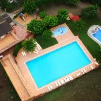 Càmping l'Alguer, hotel Les Planes d'Hostolesben