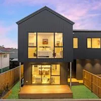 5 Bedrooms Home in Highland Park Auckland Sleeps 10, hotel din Auckland