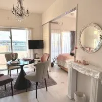 SunSea Okinawa Stunning Ocean View 2BR Sleeps 6 20 min from Airport 3 min to Shopping Mall, hotel en Urasoe