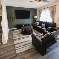 Spacious 3BR Retreat Perfect for Groups Near Downtown, hotel u gradu 'Raleigh'