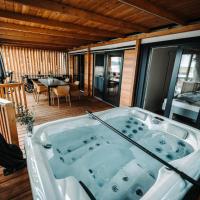 SEA HOUSE pool & jacuzzi, bikes, SUP - PRIVILEGE POINT camping & villas, hotel a Selce