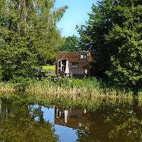 Tiny House am Naturteich mit Terrasse & Kamin - für bis zu 5 Personen - Für Kurzentschlossene โรงแรมในGroßharthau
