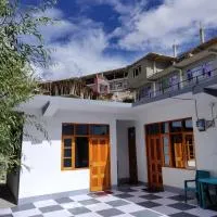 Nako Heights Homestay: Nako şehrinde bir otel