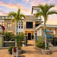 REEF HOUSE BACNOTAN beige sand beach front with Swimming pool, hotel en Bacnotan
