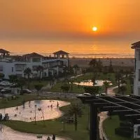 Beachfront Apartment in Assilah, Private Solarium, 4 Pools, Secure Residence, WiFi, Parking, hotel en Asilah